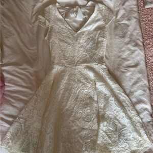 Elegant White V-Neck Lace Dress